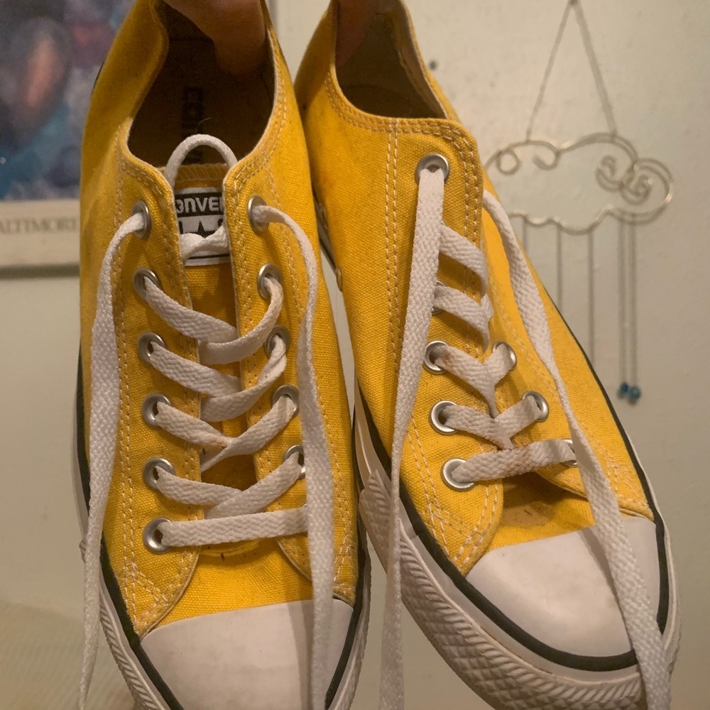 Authentic yellow low top converse 🌙